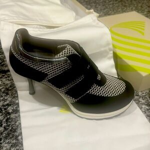 Sneex two strap off white/black metallic pewter 
Size 9us; 39 EU